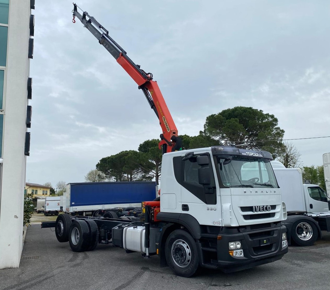 IVECO AT260S33 - Crane truck: picture 2 IVECO AT260S33 - Crane truck: picture 2