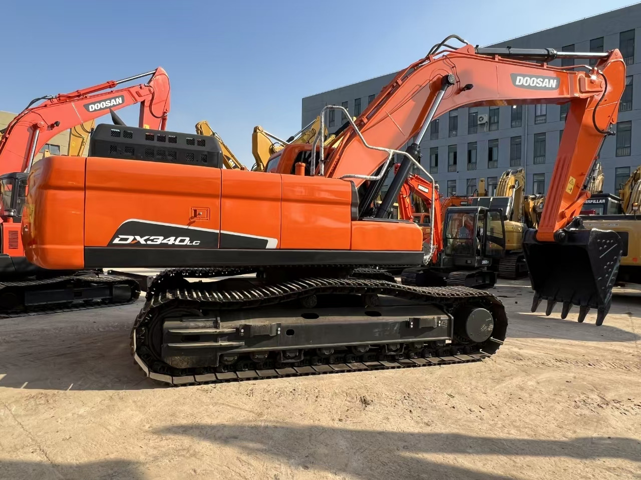 DOOSAN DX340 crawl excavator for sale in good price many units in stock - Crawler excavator: picture 4 DOOSAN DX340 crawl excavator for sale in good price many units in stock - Crawler excavator: picture 4