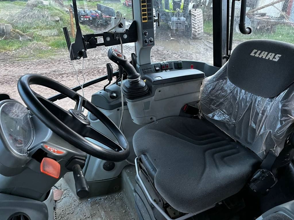 Farm tractor Claas Axion 830 Cmatic: picture 8