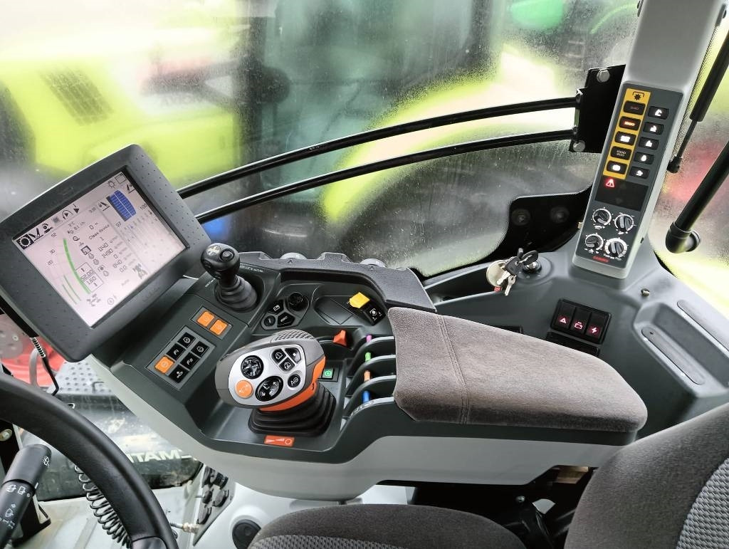 Farm tractor Claas Axion 940 Cmatic: picture 8
