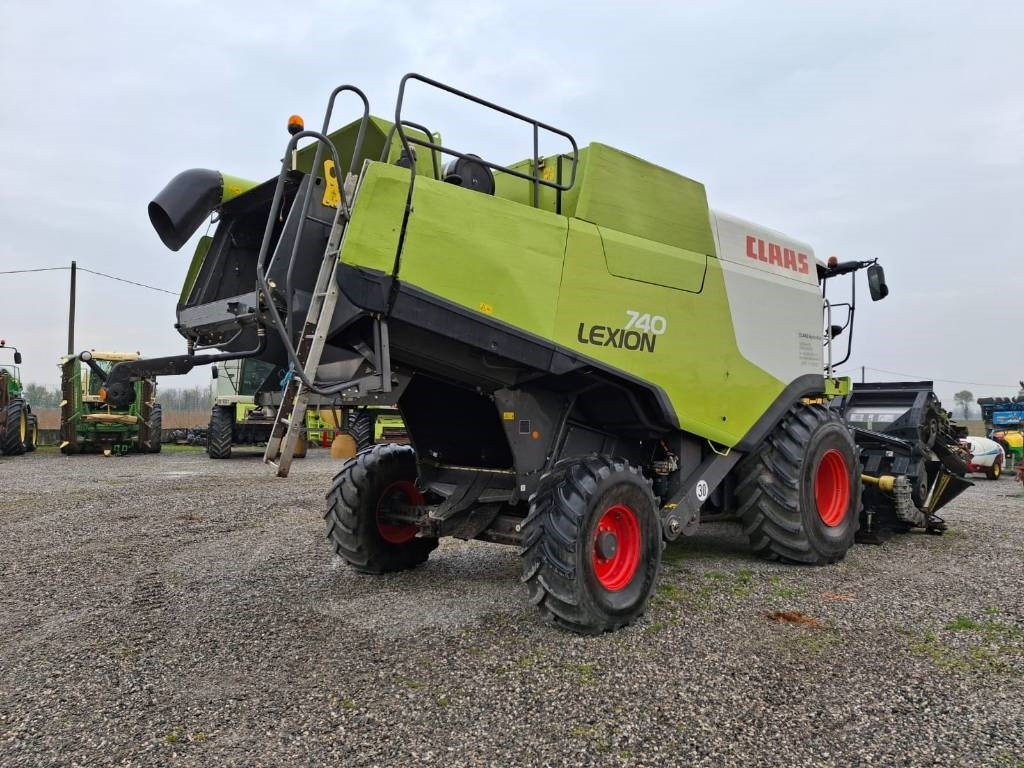 Combine harvester Claas Lexion 740: picture 16