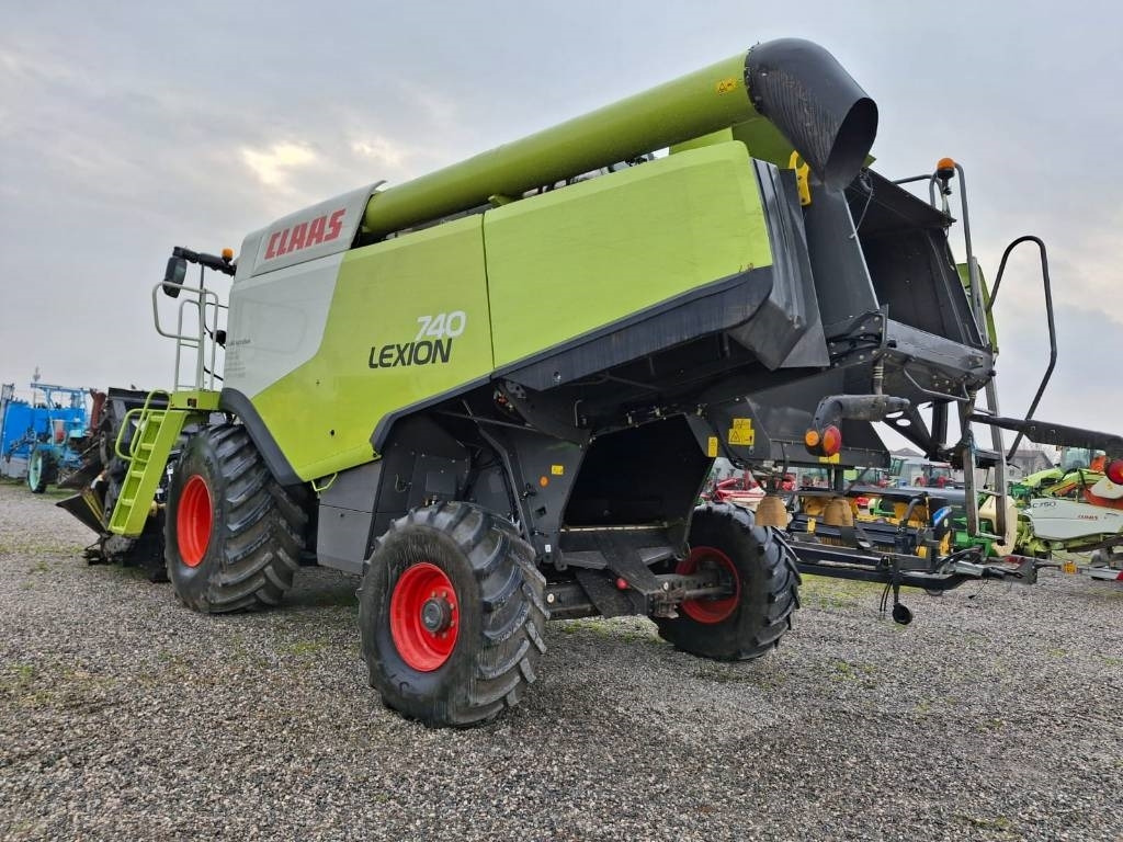 Combine harvester Claas Lexion 740: picture 14