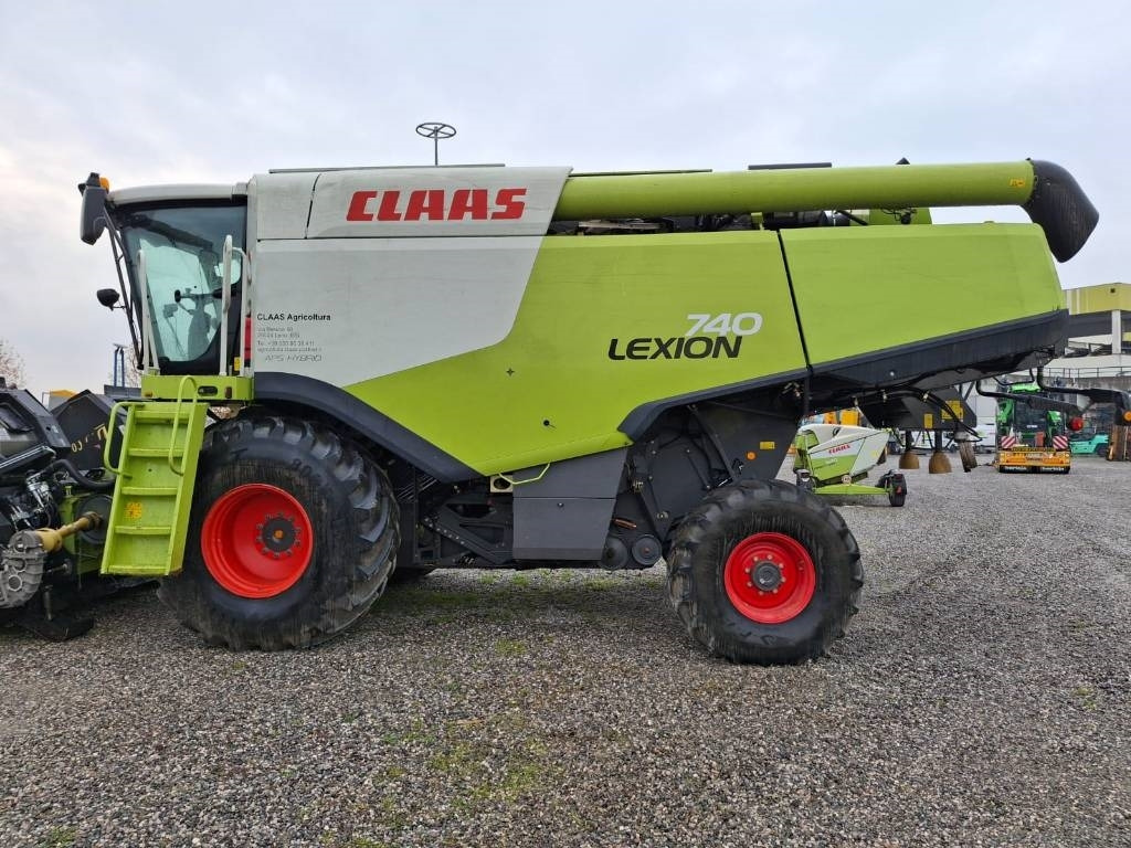 Combine harvester Claas Lexion 740: picture 13