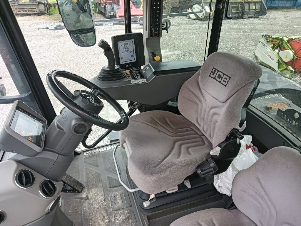 Farm tractor JCB Fastrac 4220: picture 9