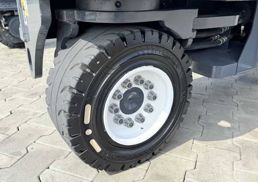 Combilift C4500 / DIESEL / TRIPLEX - 6420MM / FREE-LIFT / WIDE FORK POSITIONER - 4-way reach truck: picture 4 Combilift C4500 / DIESEL / TRIPLEX - 6420MM / FREE-LIFT / WIDE FORK POSITIONER - 4-way reach truck: picture 4