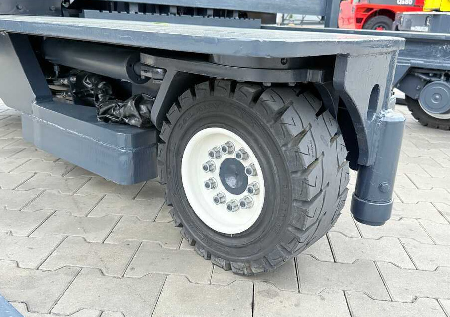 Combilift C5000 / TRIPLEX 7500MM / WIDE FORK POSITIONER / FREE LIFT / NEW TYRES / HEATED CABIN - 4-way reach truck: picture 5 Combilift C5000 / TRIPLEX 7500MM / WIDE FORK POSITIONER / FREE LIFT / NEW TYRES / HEATED CABIN - 4-way reach truck: picture 5