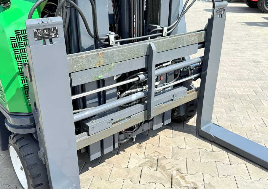Combilift CB2500 / DIESEL / EXTENDABLE FORKS / TRIPLEX / 5500MM / FREE LIFT / SIDE SHIFT / FORK POSITIONER / LIKE NEW - 4-way reach truck: picture 4 Combilift CB2500 / DIESEL / EXTENDABLE FORKS / TRIPLEX / 5500MM / FREE LIFT / SIDE SHIFT / FORK POSITIONER / LIKE NEW - 4-way reach truck: picture 4