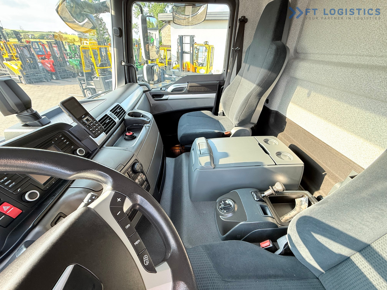 Refrigerator truck for transportation of food MAN TGM 18.290 / THERMOKING T-1200R / BI-TEMPERATURE / 19 PALLETS / 90% TYRES / EXCELLENT CONDITION / DHOLLANDIA TAIL LIFT / SIDE DOOR / PAYLOAD 8,220 KG: picture 42