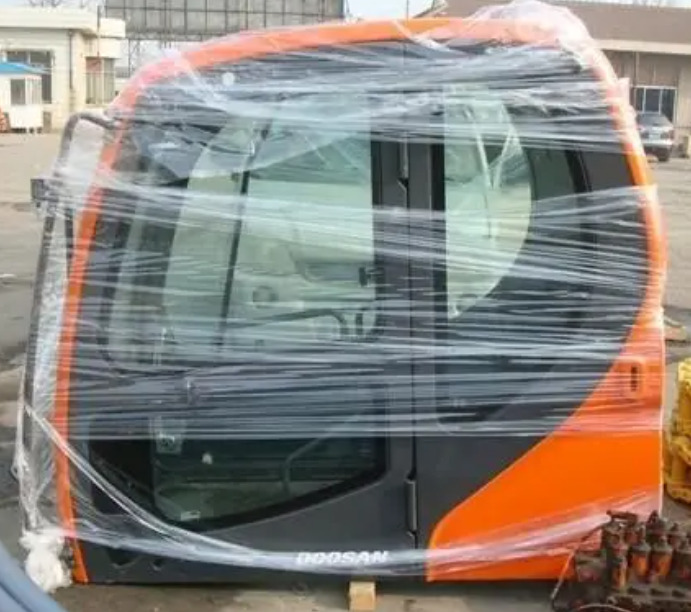 DOOSAN DX225 - Cab for Excavator: picture 4 DOOSAN DX225 - Cab for Excavator: picture 4