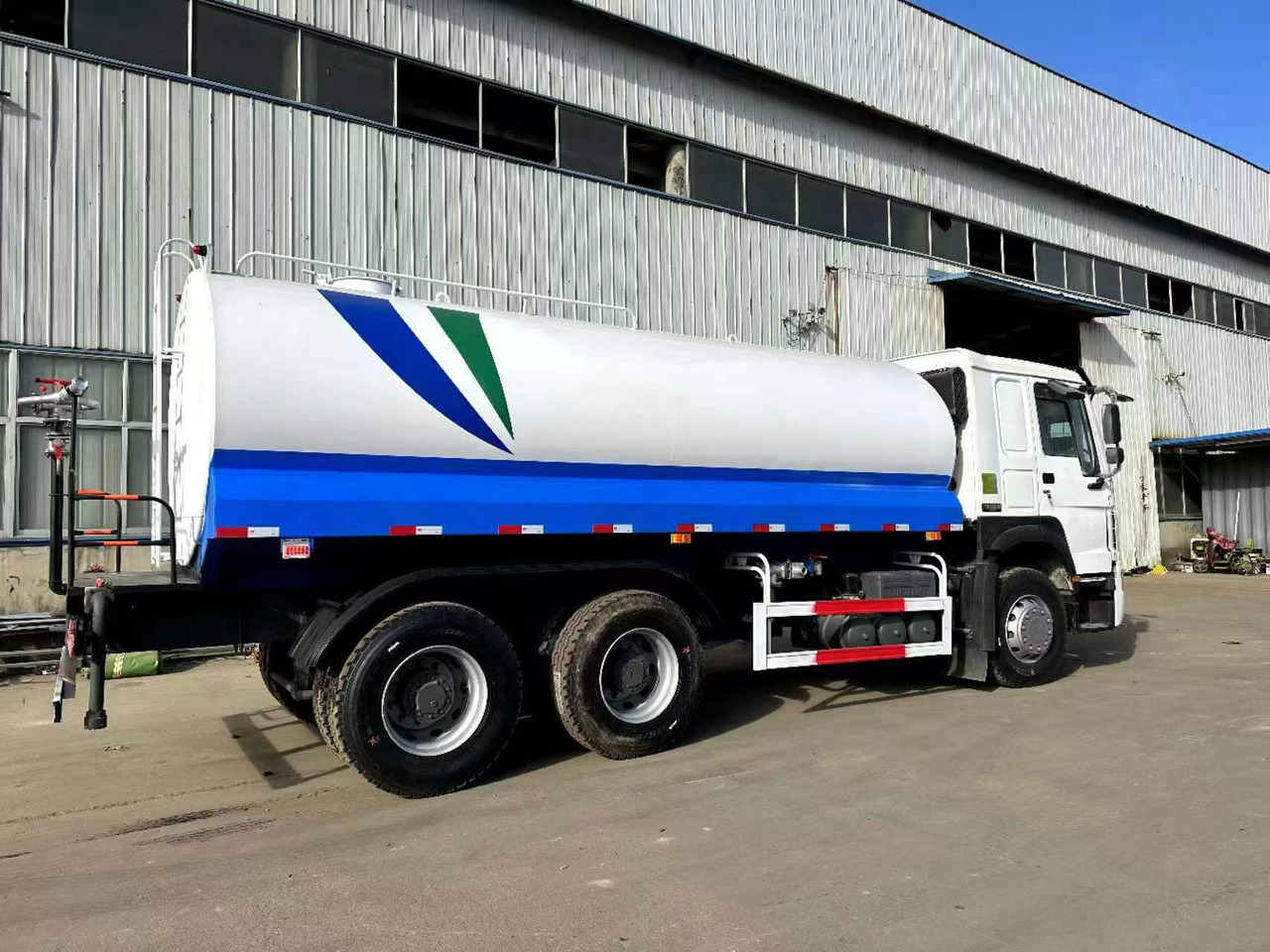 SINOTRUK HOWO 371 20 cubic meter  sprinkler - Container transporter/ Swap body truck: picture 5 SINOTRUK HOWO 371 20 cubic meter  sprinkler - Container transporter/ Swap body truck: picture 5