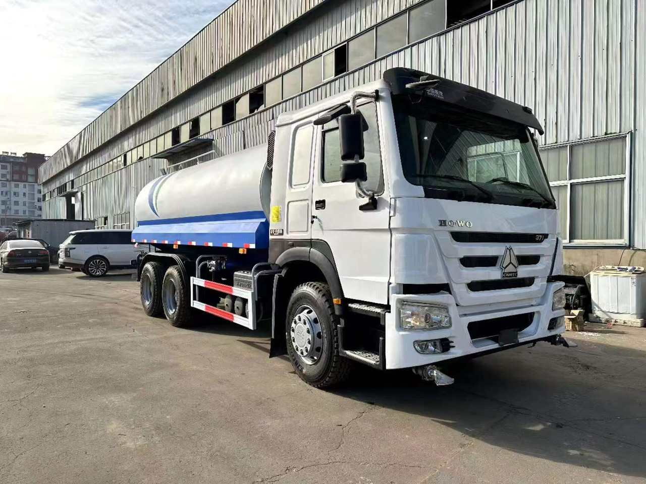 SINOTRUK HOWO 371 20 cubic meter  sprinkler - Container transporter/ Swap body truck: picture 1 SINOTRUK HOWO 371 20 cubic meter  sprinkler - Container transporter/ Swap body truck: picture 1