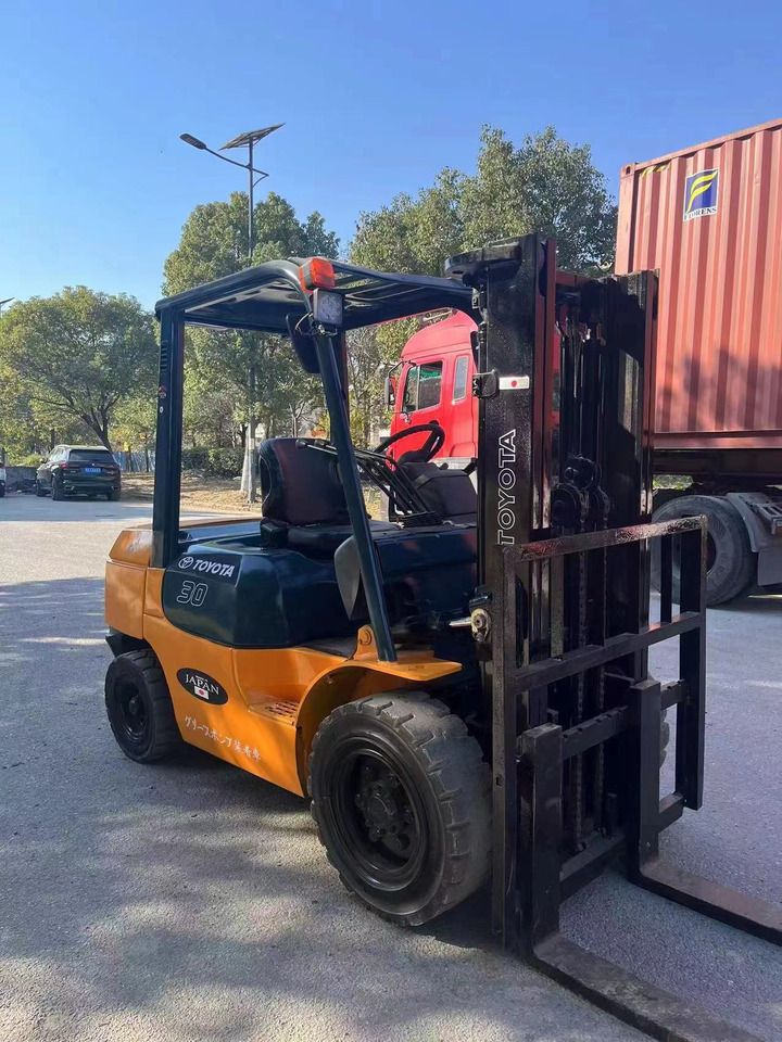 TOYOTA 3 tons 2 stages - Diesel forklift: picture 5 TOYOTA 3 tons 2 stages - Diesel forklift: picture 5