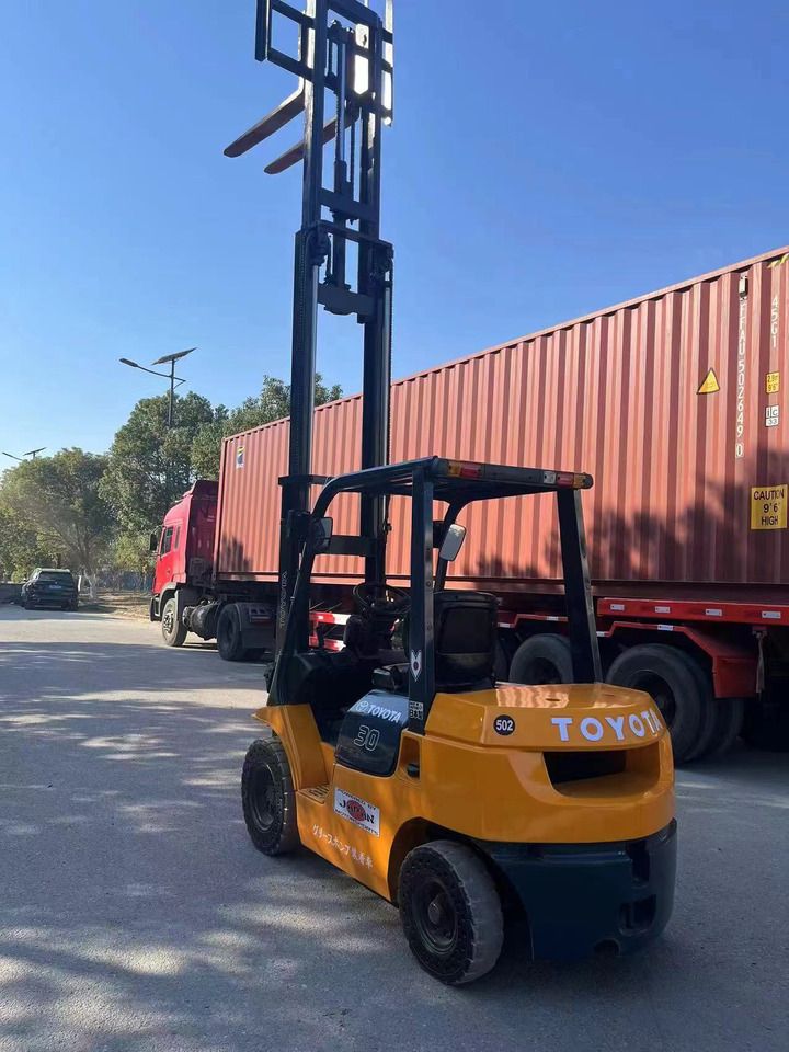 TOYOTA 3 tons 2 stages - Diesel forklift: picture 4 TOYOTA 3 tons 2 stages - Diesel forklift: picture 4