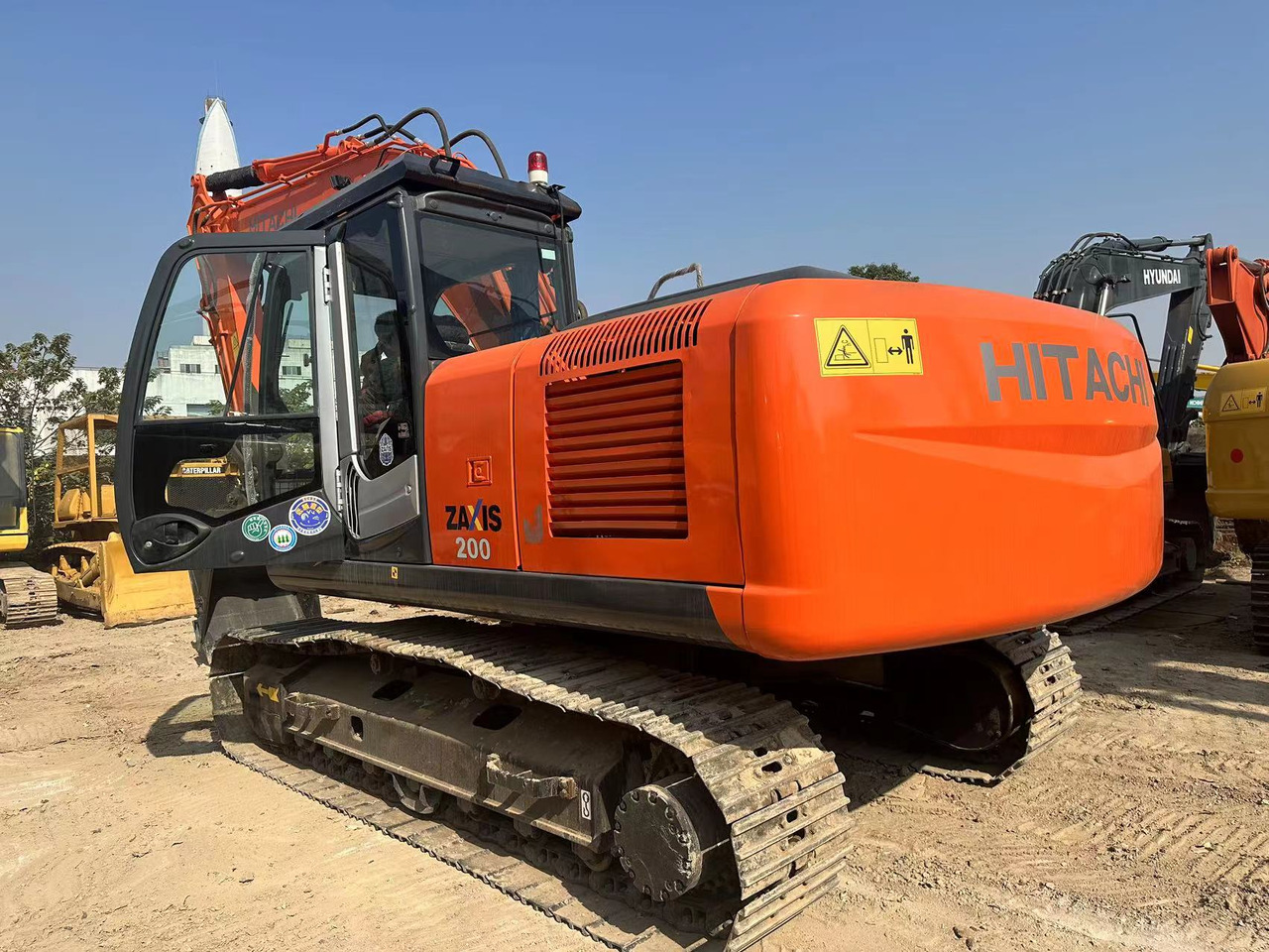 CRAWLER EXCAVATOR Original Japan Hitachi ZX200-3 Excavator Hitachi Excavator in Low Price for Hot Sale - Crawler excavator: picture 4 CRAWLER EXCAVATOR Original Japan Hitachi ZX200-3 Excavator Hitachi Excavator in Low Price for Hot Sale - Crawler excavator: picture 4