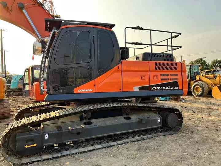 Doosan Construction Equipment Dx300 , Used Earth-moving Machine Doosan Excavator , Doosan Heavy Machines for Sale - Excavator: picture 3 Doosan Construction Equipment Dx300 , Used Earth-moving Machine Doosan Excavator , Doosan Heavy Machines for Sale - Excavator: picture 3