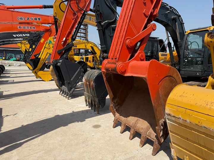 Hitachi Brand Zx210 Crawler Excavator 21tons Digger for Sale Used Hitachi Zx200 210 350 Excavator in Stock on Sale - Crawler excavator: picture 5 Hitachi Brand Zx210 Crawler Excavator 21tons Digger for Sale Used Hitachi Zx200 210 350 Excavator in Stock on Sale - Crawler excavator: picture 5
