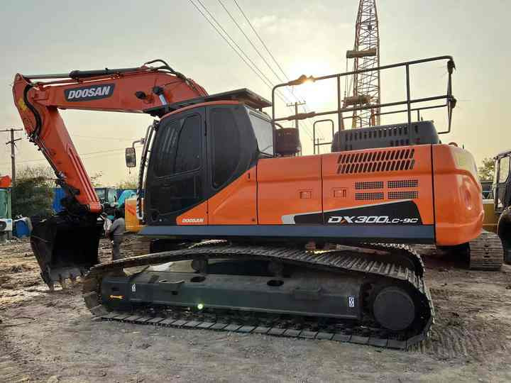 Used Excavator Doosan DX300 Excavators Mini Equipment Moving Machinery Doosan Digger Excavator for Sale - Crawler excavator: picture 1 Used Excavator Doosan DX300 Excavators Mini Equipment Moving Machinery Doosan Digger Excavator for Sale - Crawler excavator: picture 1