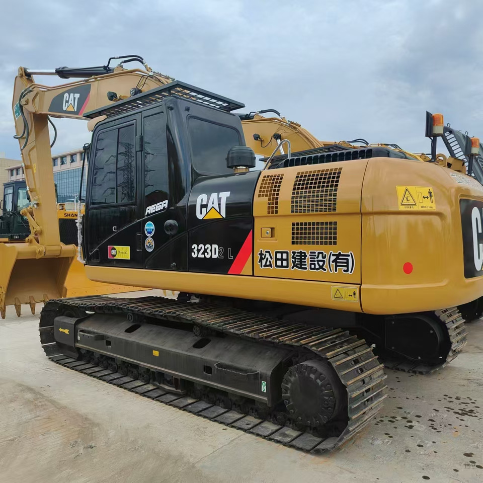 Used high quality excavator CAT 323D2L Made in Japan - Crawler excavator: picture 2 Used high quality excavator CAT 323D2L Made in Japan - Crawler excavator: picture 2