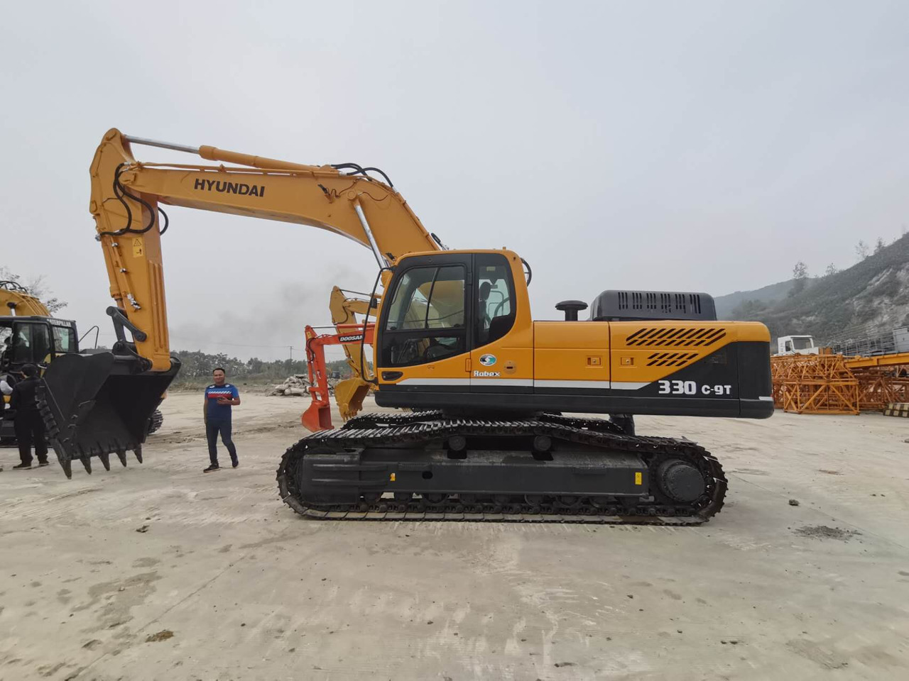 HYUNDAI R330LC-9T - Crawler excavator: picture 2 HYUNDAI R330LC-9T - Crawler excavator: picture 2