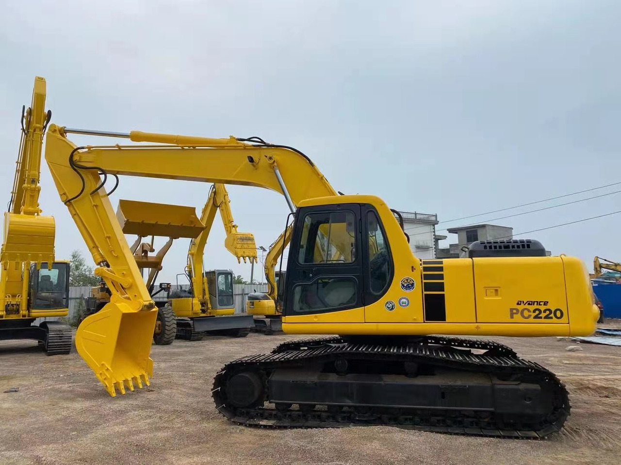 KOMATSU PC220-6 - Crawler excavator: picture 1 KOMATSU PC220-6 - Crawler excavator: picture 1