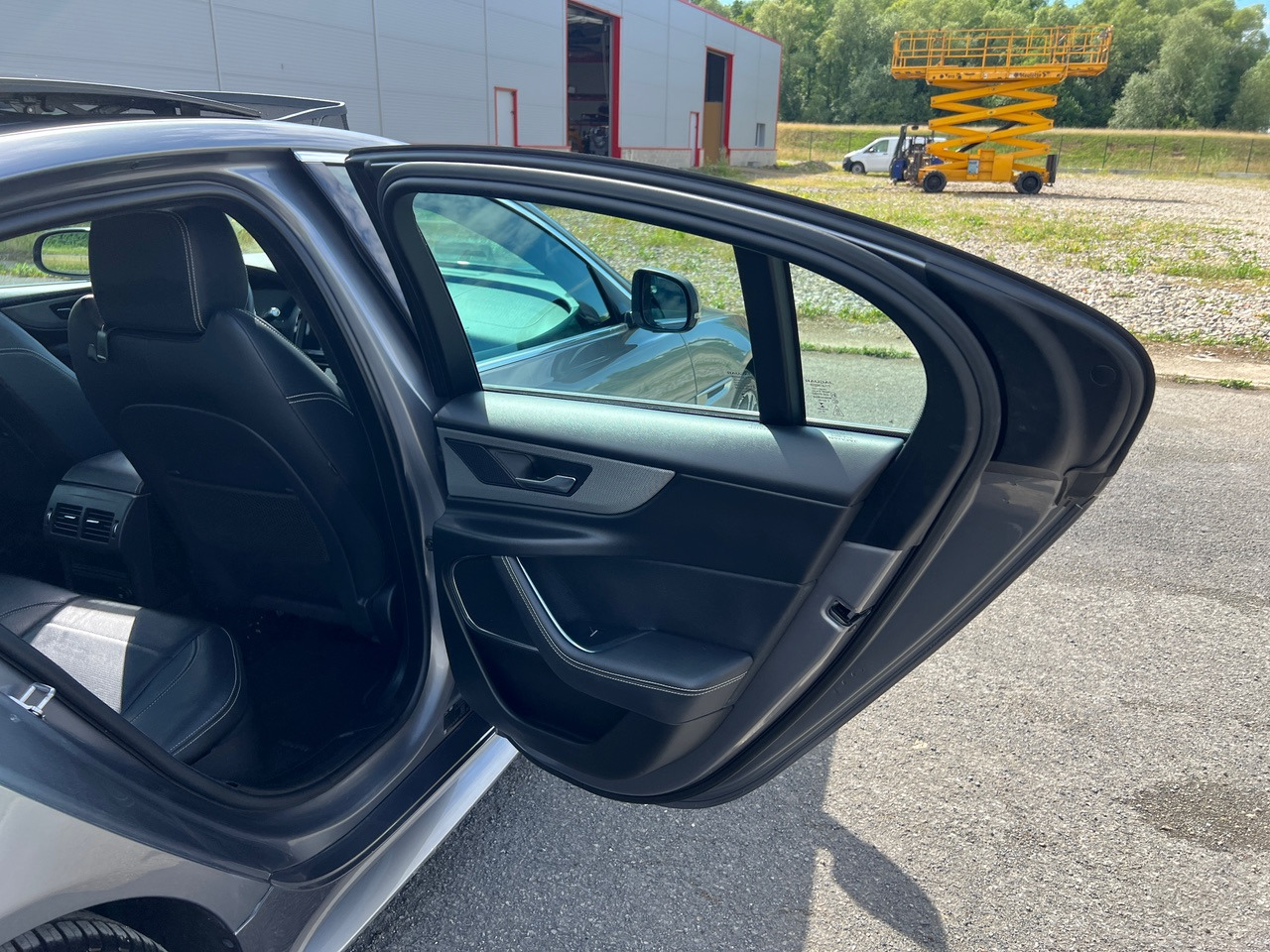 Sedan JAGUAR XE 20MY SE R-DYN. 2.0L D 180 BVA8 Cockpit PANO: picture 38