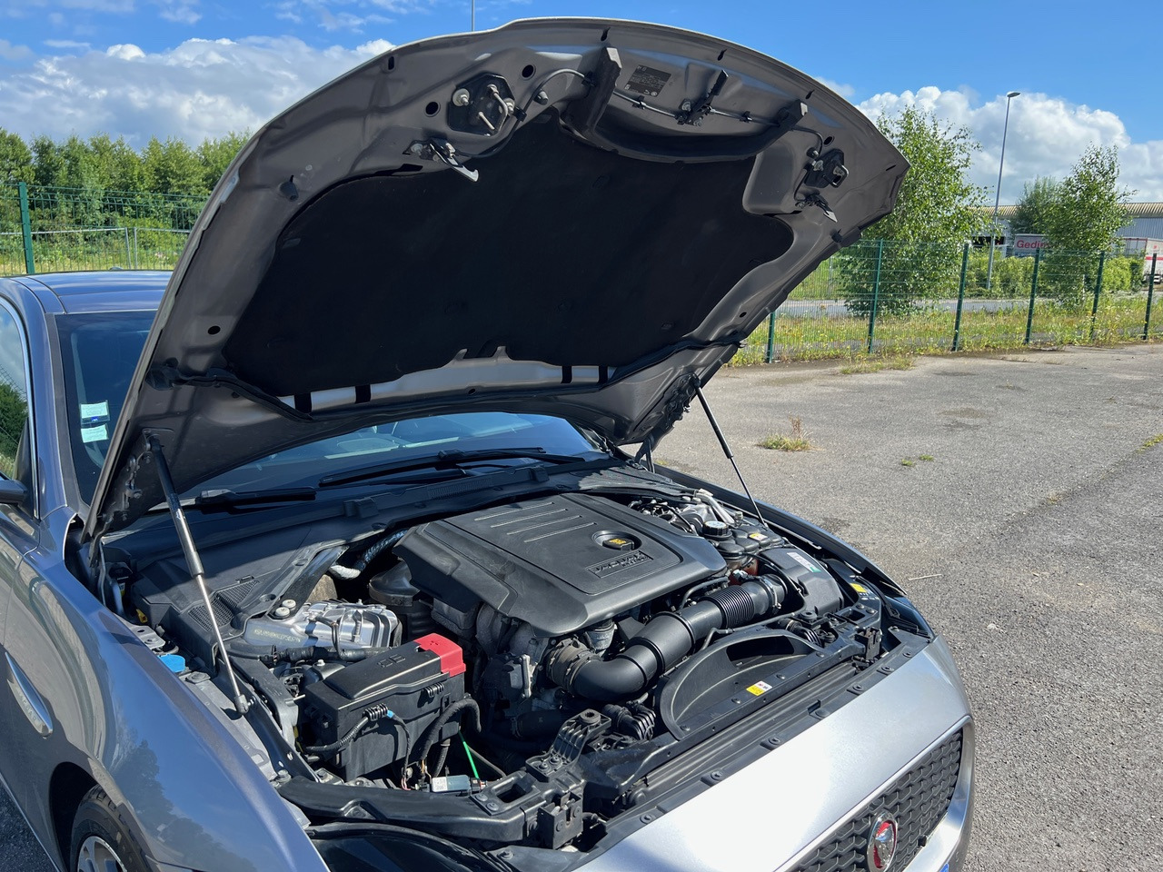 Sedan JAGUAR XE 20MY SE R-DYN. 2.0L D 180 BVA8 Cockpit PANO: picture 45