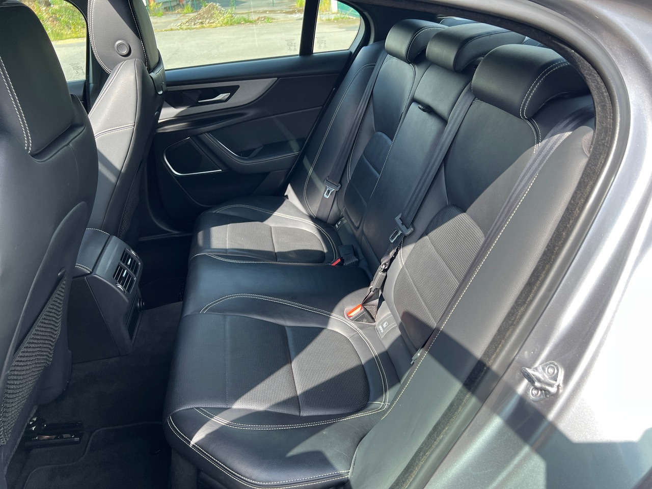 Sedan JAGUAR XE 20MY SE R-DYN. 2.0L D 180 BVA8 Cockpit PANO: picture 16