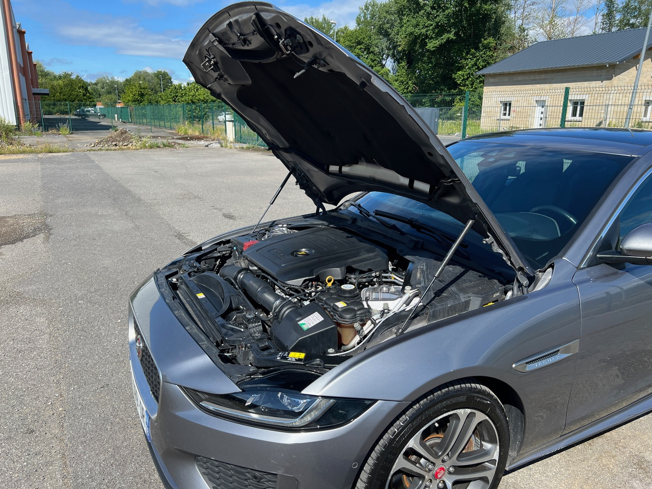 Sedan JAGUAR XE 20MY SE R-DYN. 2.0L D 180 BVA8 Cockpit PANO: picture 44
