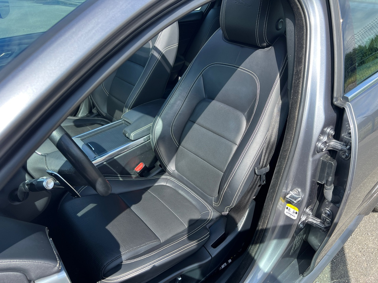 Sedan JAGUAR XE 20MY SE R-DYN. 2.0L D 180 BVA8 Cockpit PANO: picture 43