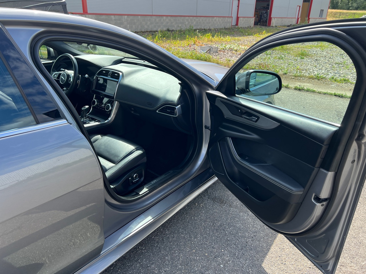 Sedan JAGUAR XE 20MY SE R-DYN. 2.0L D 180 BVA8 Cockpit PANO: picture 40