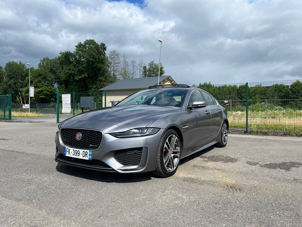Sedan JAGUAR XE 20MY SE R-DYN. 2.0L D 180 BVA8 Cockpit PANO: picture 24
