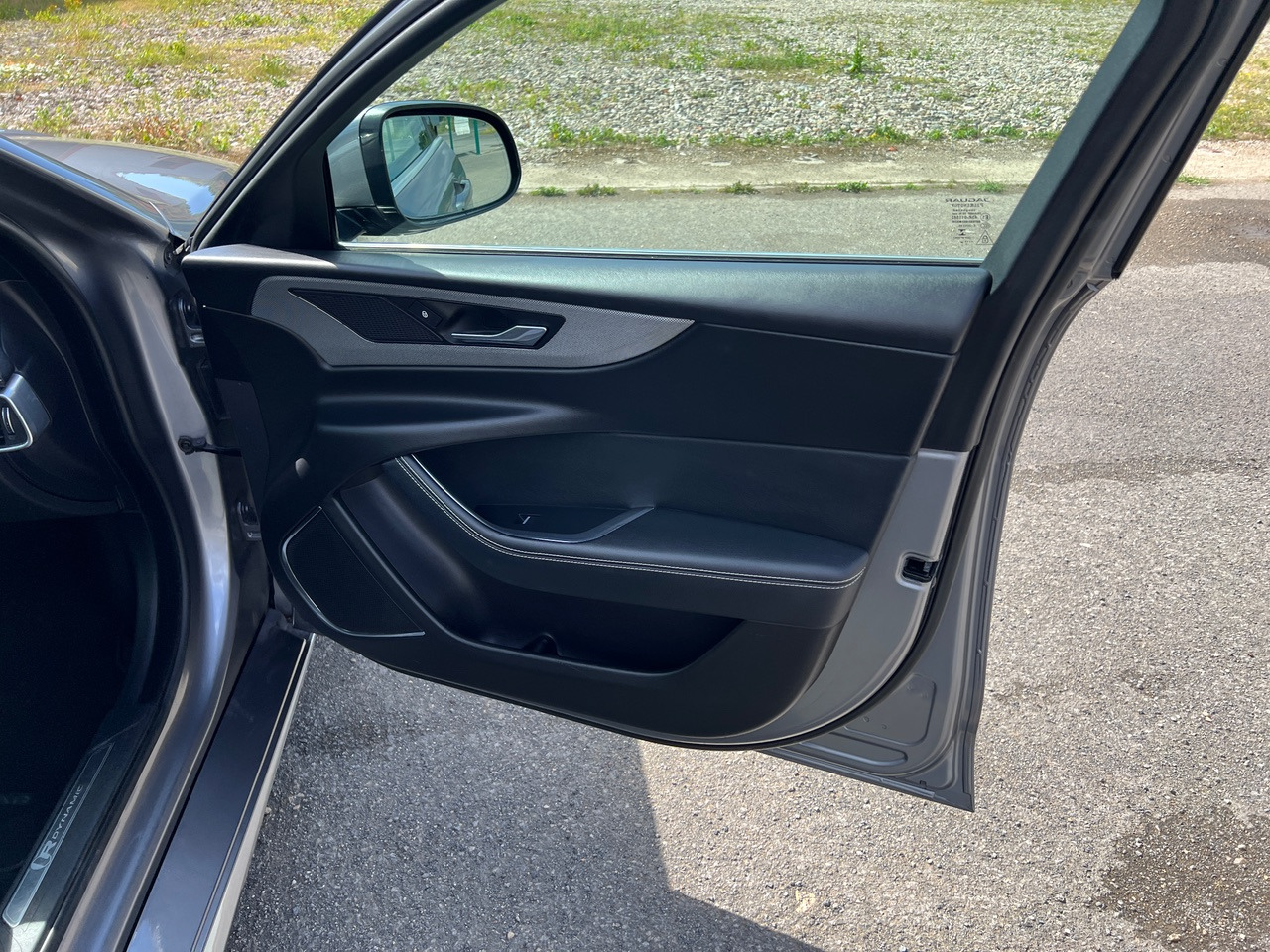 Sedan JAGUAR XE 20MY SE R-DYN. 2.0L D 180 BVA8 Cockpit PANO: picture 41