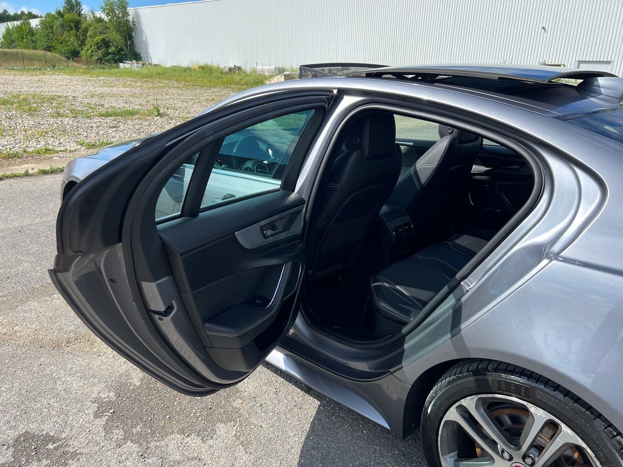 Sedan JAGUAR XE 20MY SE R-DYN. 2.0L D 180 BVA8 Cockpit PANO: picture 37