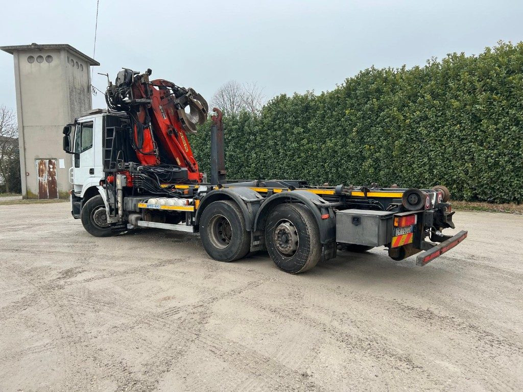 IVECO STRALIS 260S42 SCARRABILE USATO CON GRU - Hook lift truck: picture 3 IVECO STRALIS 260S42 SCARRABILE USATO CON GRU - Hook lift truck: picture 3