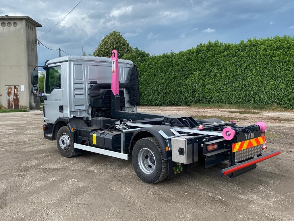 MAN TGM 12.220 - Hook lift truck: picture 3 MAN TGM 12.220 - Hook lift truck: picture 3