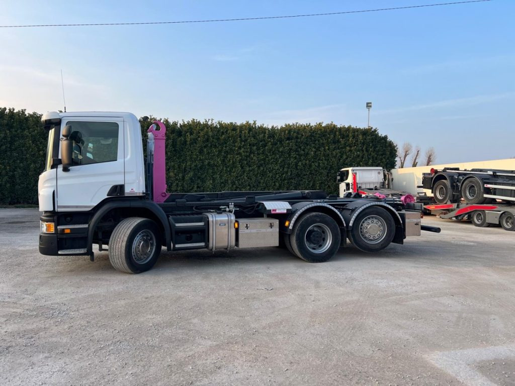 SCANIA P410 SCARRABILE CON RIDUTTORE AI MOZZI - Hook lift truck: picture 2 SCANIA P410 SCARRABILE CON RIDUTTORE AI MOZZI - Hook lift truck: picture 2