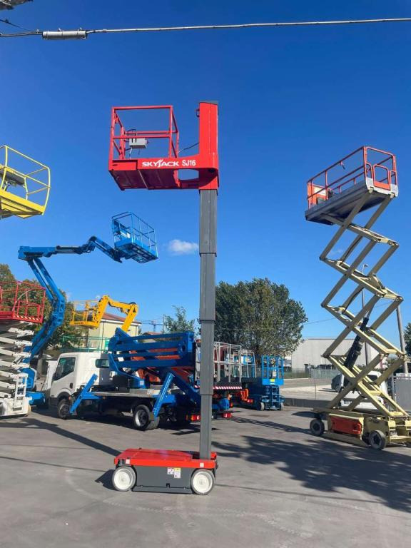 Vertical mast lift SkyJack SJ-16: picture 15