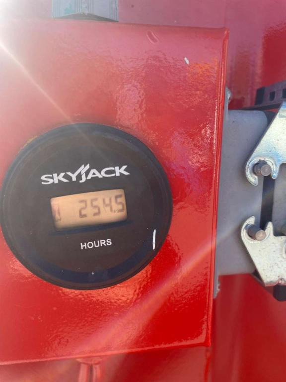 Vertical mast lift SkyJack SJ-16: picture 11
