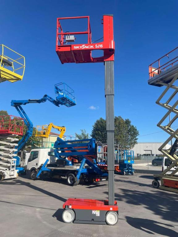 Vertical mast lift SkyJack SJ-16: picture 12