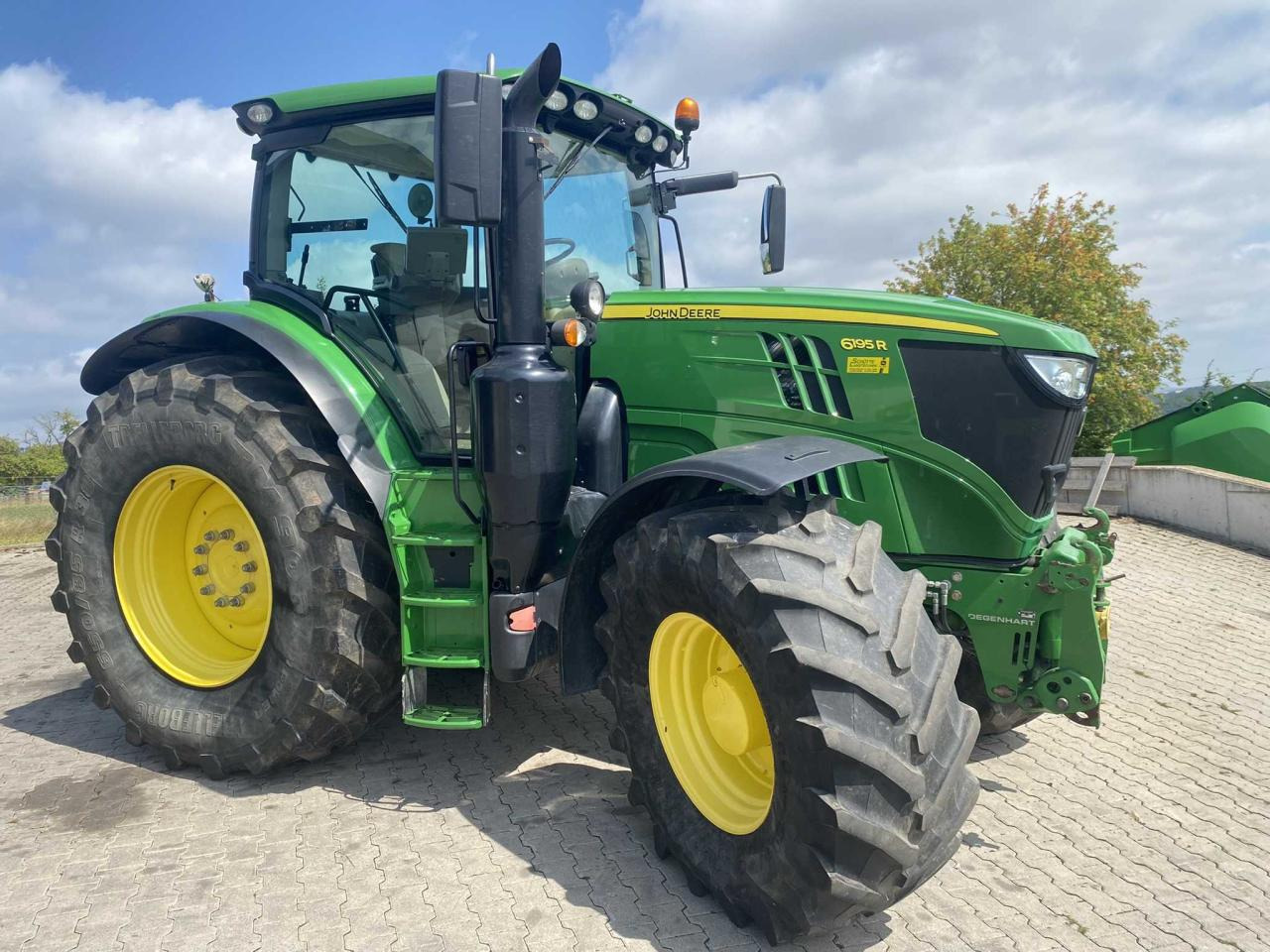 John Deere 6195R - Farm tractor: picture 2 John Deere 6195R - Farm tractor: picture 2