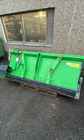 SamiHiekoituskauha - Sand/ Salt spreader: picture 1 SamiHiekoituskauha - Sand/ Salt spreader: picture 1