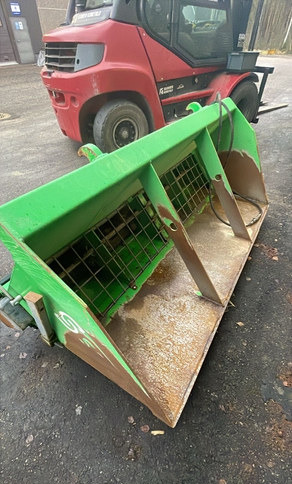 SamiHiekoituskauha - Sand/ Salt spreader: picture 3 SamiHiekoituskauha - Sand/ Salt spreader: picture 3