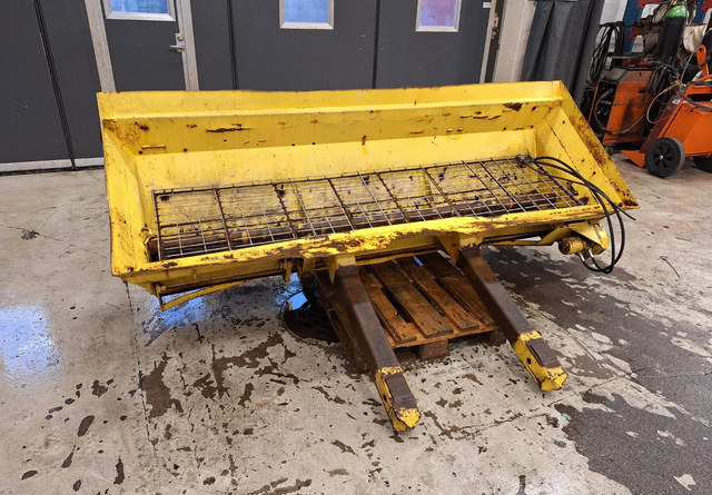 Tuppihiekotin - Sand/ Salt spreader: picture 2 Tuppihiekotin - Sand/ Salt spreader: picture 2