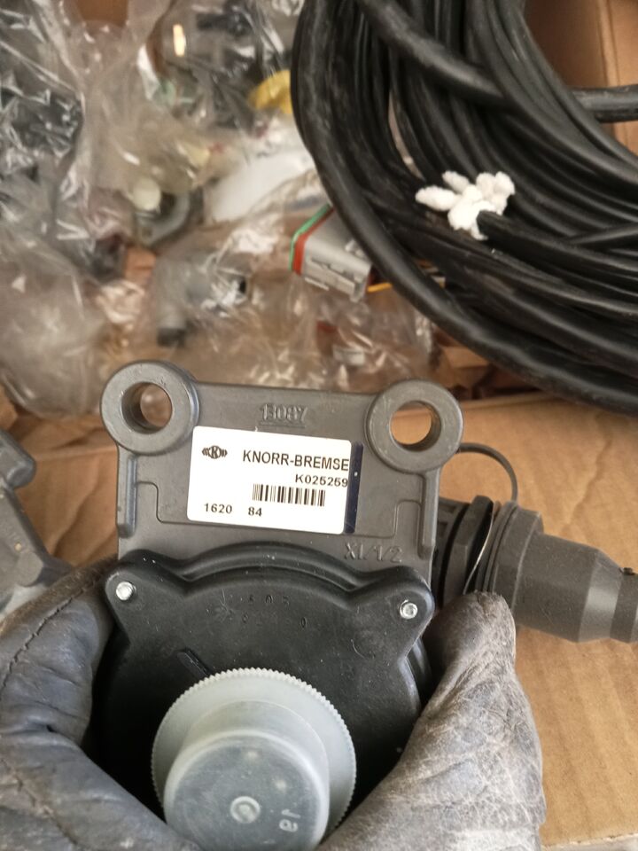 KNORR-BREMSE - Brake valve for Trailer: picture 3 KNORR-BREMSE - Brake valve for Trailer: picture 3