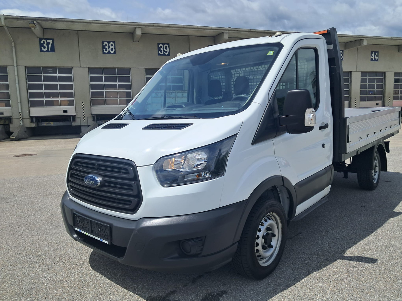 FORD TR Pritsche L2 | EZ 2018 | Euro 6 | Schaltgetr. - Flatbed van: picture 1 FORD TR Pritsche L2 | EZ 2018 | Euro 6 | Schaltgetr. - Flatbed van: picture 1