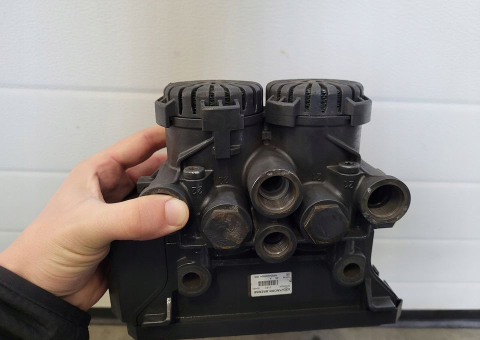 EBS MERCEDES ACTROS MP4 A 0004295824 - Brake valve for Truck: picture 1 EBS MERCEDES ACTROS MP4 A 0004295824 - Brake valve for Truck: picture 1