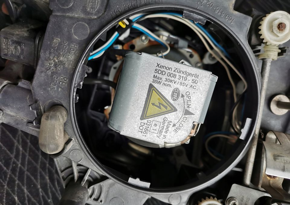 LAMPA XENON VOLVO FH 13 ORYGINAŁ PRAWA - Headlight: picture 3 LAMPA XENON VOLVO FH 13 ORYGINAŁ PRAWA - Headlight: picture 3