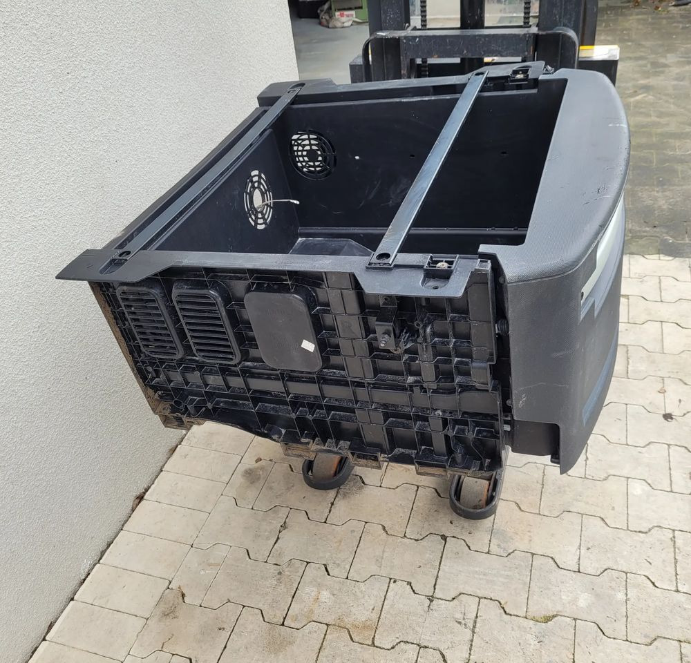 SCHOWEK LODOWKI RENAULT RANGE T 82313425 wysoka kabina - Cab and interior for Truck: picture 2 SCHOWEK LODOWKI RENAULT RANGE T 82313425 wysoka kabina - Cab and interior for Truck: picture 2
