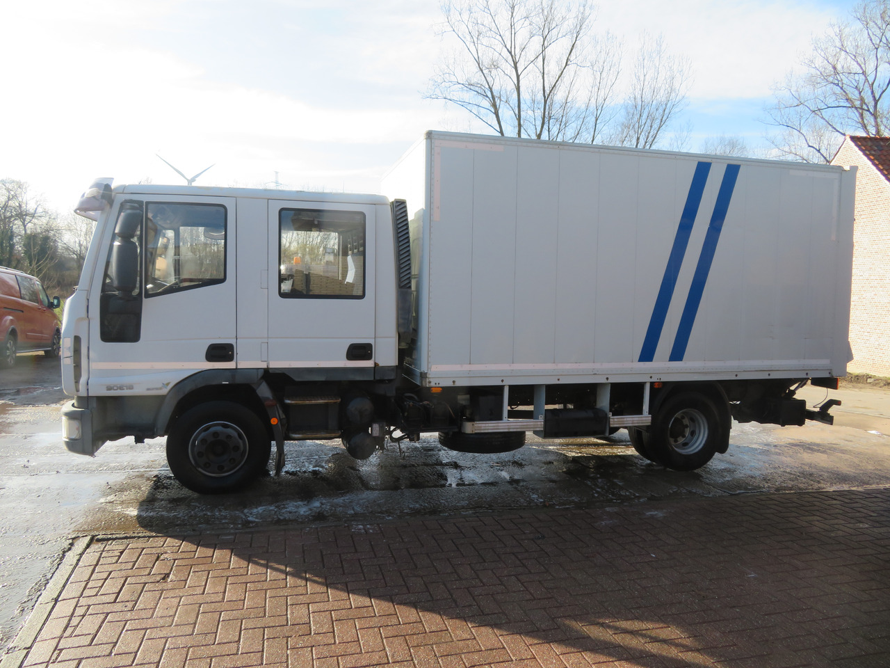 Iveco Eurocargo ML90E18 - Box truck: picture 4 Iveco Eurocargo ML90E18 - Box truck: picture 4