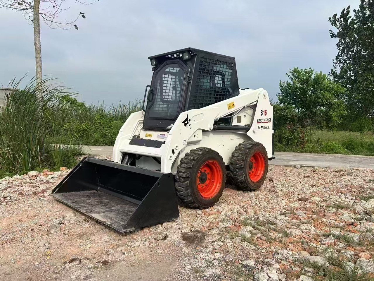 BOBCAT Skid Steer Loader S16 - Skid steer loader: picture 2 BOBCAT Skid Steer Loader S16 - Skid steer loader: picture 2